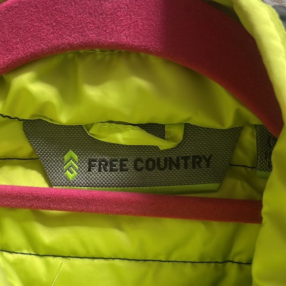 Free country boys size 7/8 jacket lightweight. Black with green trim. - Picture 7 of 9